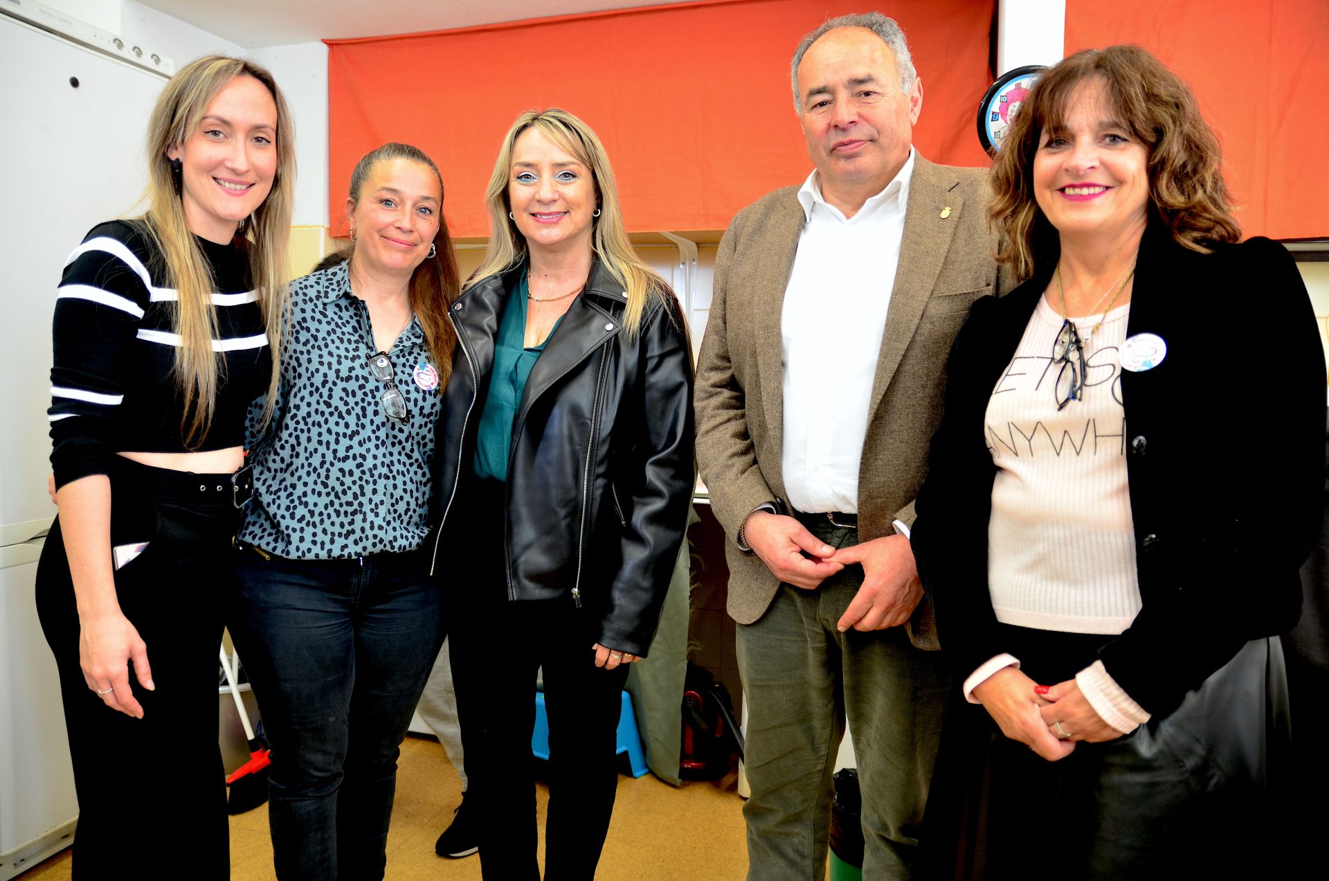 Representantes del CEIP Mariana Pineda, con la concejala de Igualdad y el alcalde (en el centro).