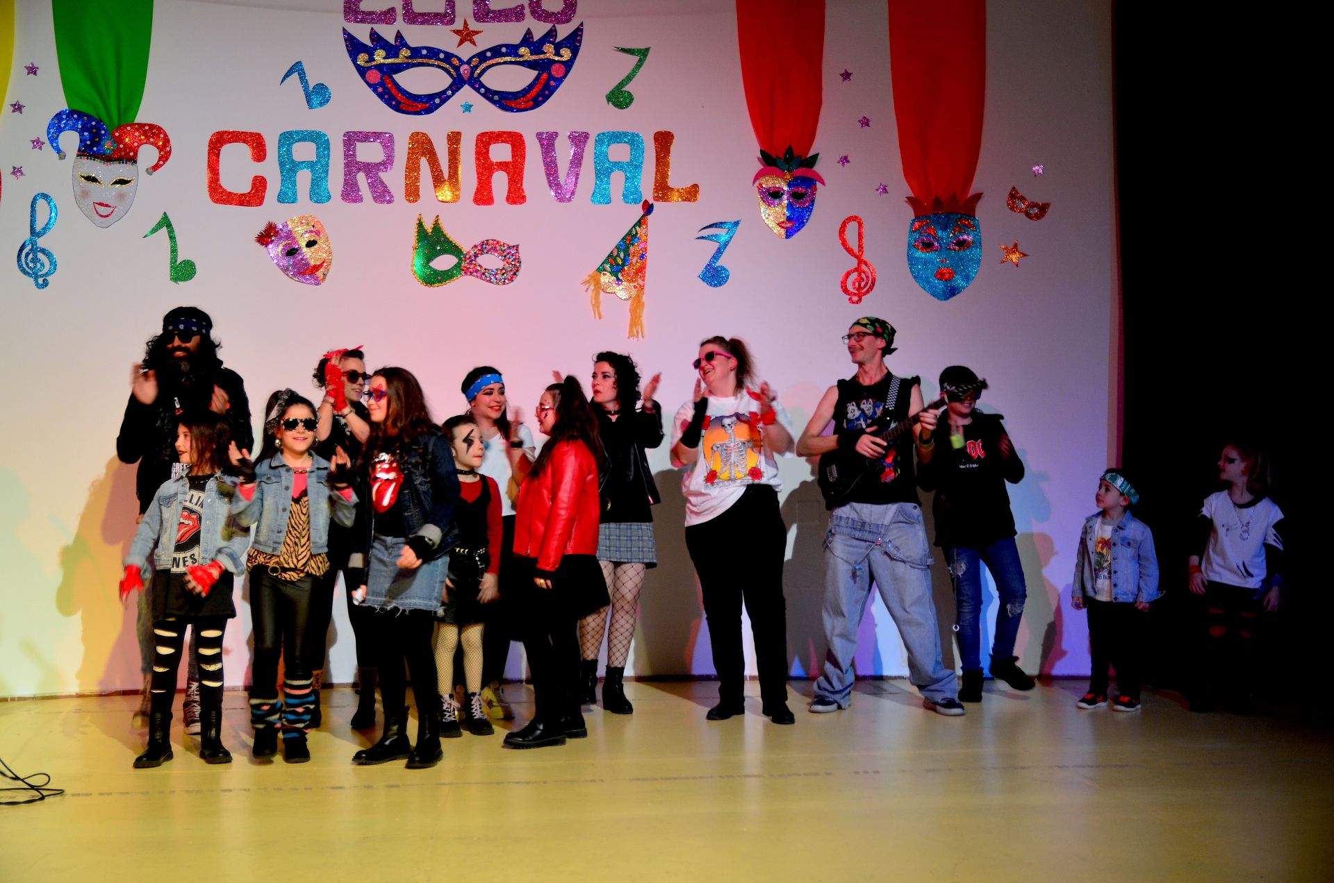 Tarde de disfraces y chirigota en Huétor Vega