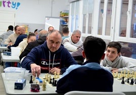 Aficionados al ajedrez, reunidos en el Espacio Joven de Huétor Vega cada viernes.