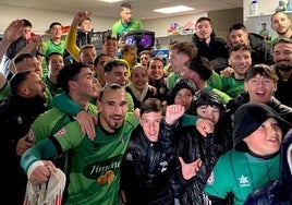 El equipo hueteño celebra en el vestuario la victoria ante el Martos.