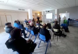 Reunión informativa, en el Aula Ambiental del Barrio de Monachil.