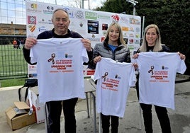 El alcalde, la concejala de Igualdad y la Peña Huétor Vega muestran la camiseta del torneo.