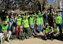 Numeroso voluntariado en esta primera convocatoria, defendiendo un bosque urbano.