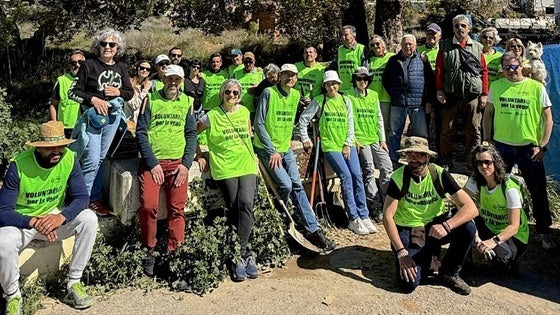 Limpian la Acequia del Albaricoque para reivindicar un corredor verde entre Granada, Huétor y Monachil