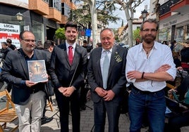 Presentación del joven director, acompañado por el alcalde y el concejal de Cultura de Huétor Vega (a la derecha).