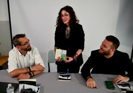 Marta Pérez Brenes muestra la libreta de la que nació su libro.