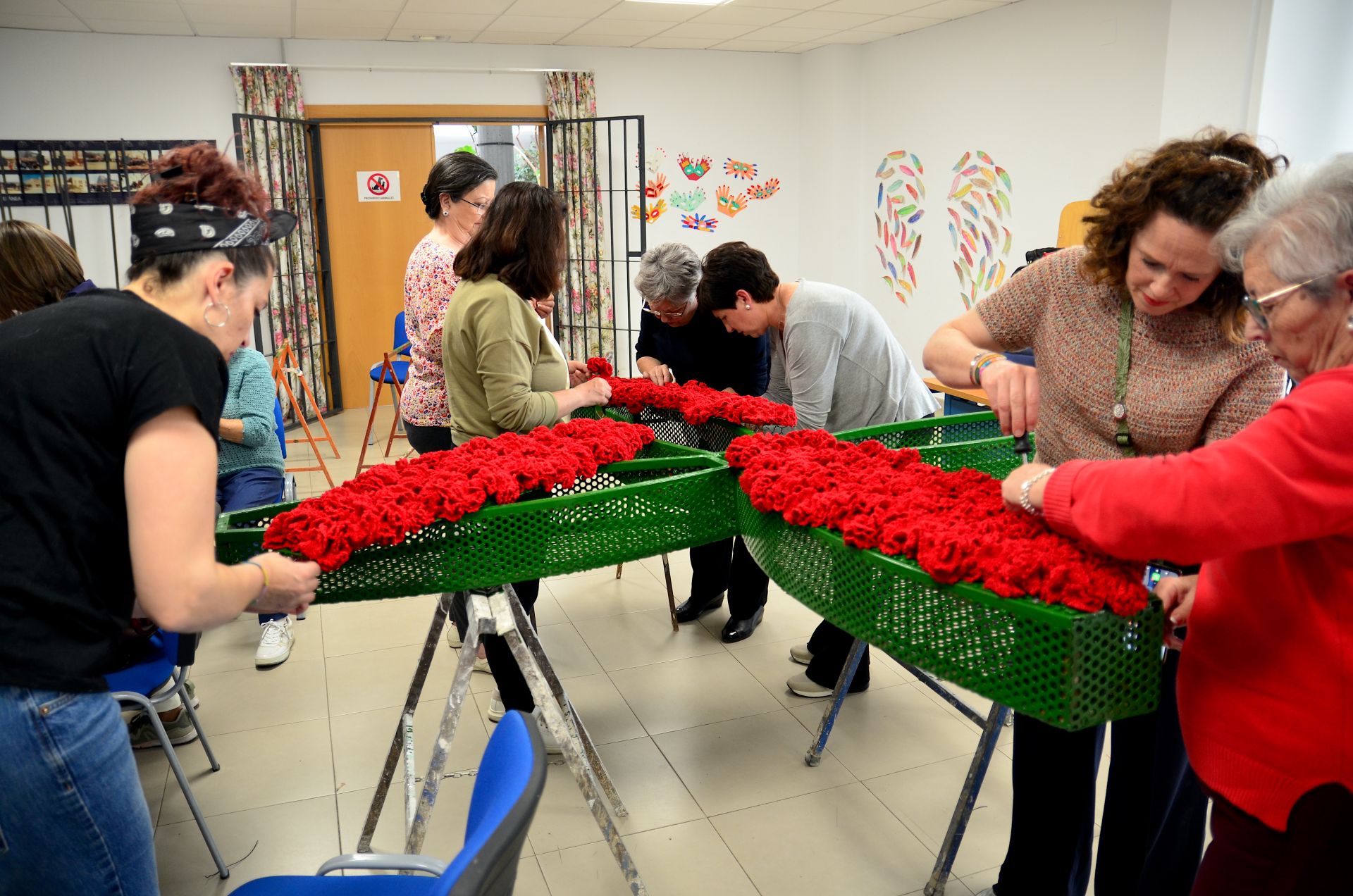 Preparación de la cruz municipal, que lucirá el 3 de mayo en el Centro Social La Nava de Huétor Vega.