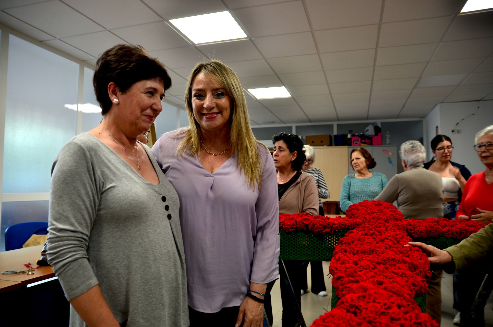 Preparación de la cruz municipal, que lucirá el 3 de mayo en el Centro Social La Nava de Huétor Vega.