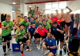 El CD Huétor Vega festeja la victoria en Torredonjimeno.