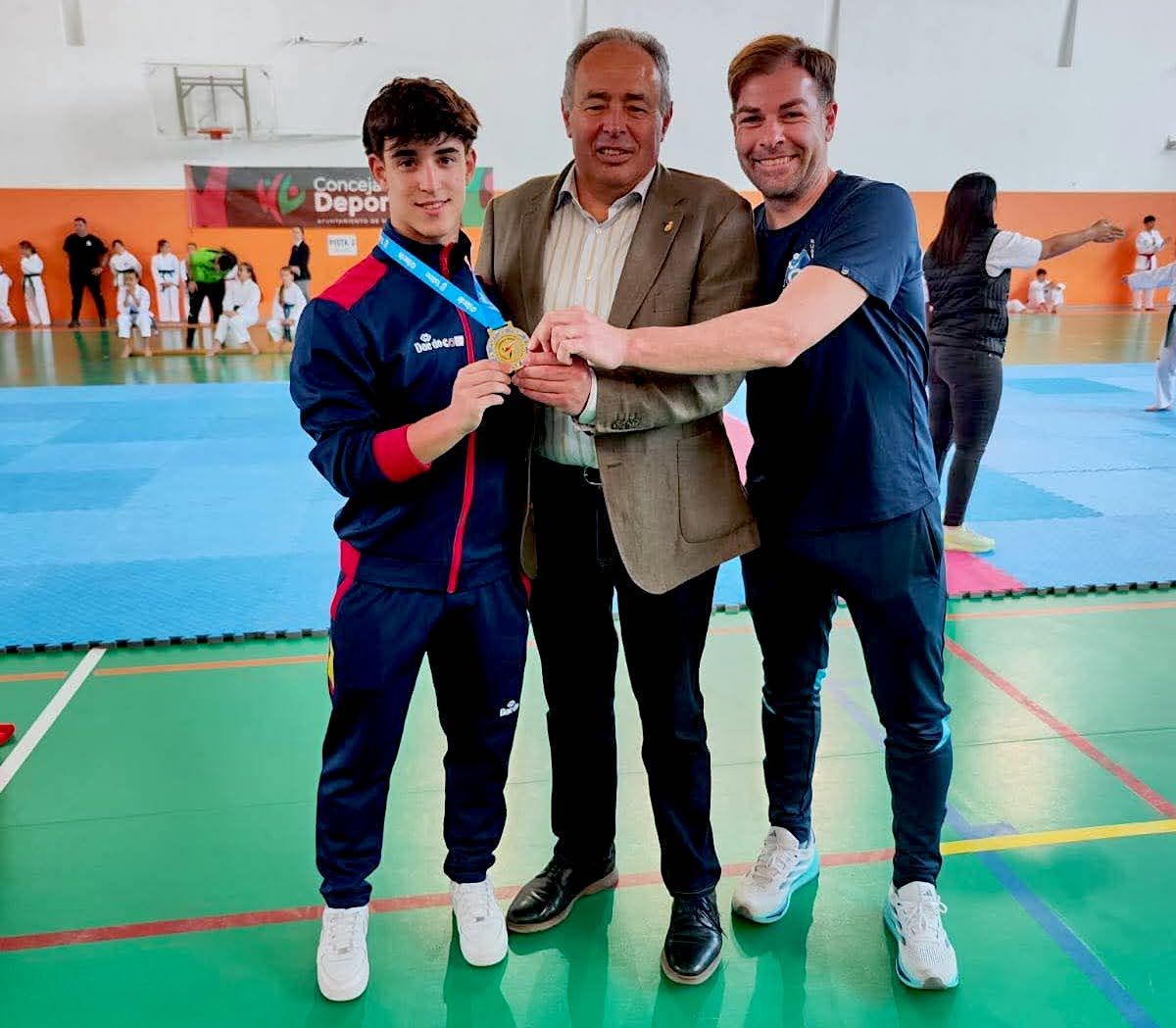 Álvaro Ballesteros, con el alcalde de Huétor Vega, Mario del Paso, y Rubén Hita.