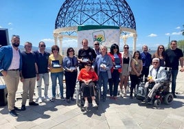 Los galardonados por IU Huétor Vega, en la Plaza de la Cañadilla.