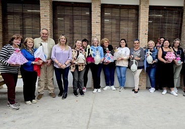 Las mujeres participantes enseñan sus creaciones en las antiguas escuelas.
