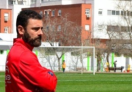 Manuel Moreno 'Rizos', dirigiendo al CD Huétor Vega en 2023.