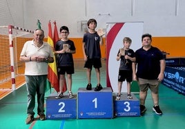 El alcalde, Mario del Paso, y el presidente del club local, Manuel Valverde, entregaron los trofeos.