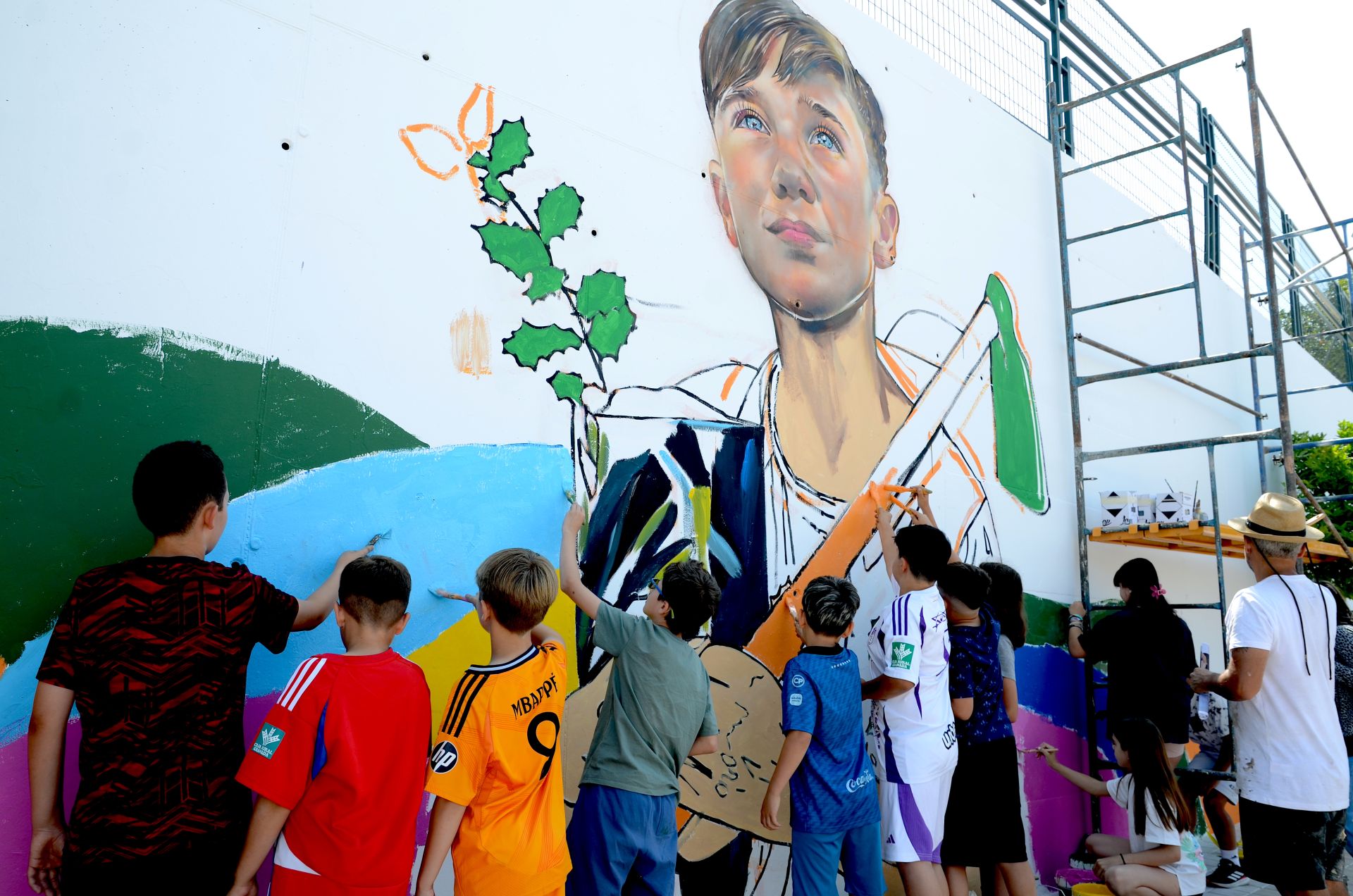 Elaboración del mural participativo, con los escolares en la calle Martín Recuerda.