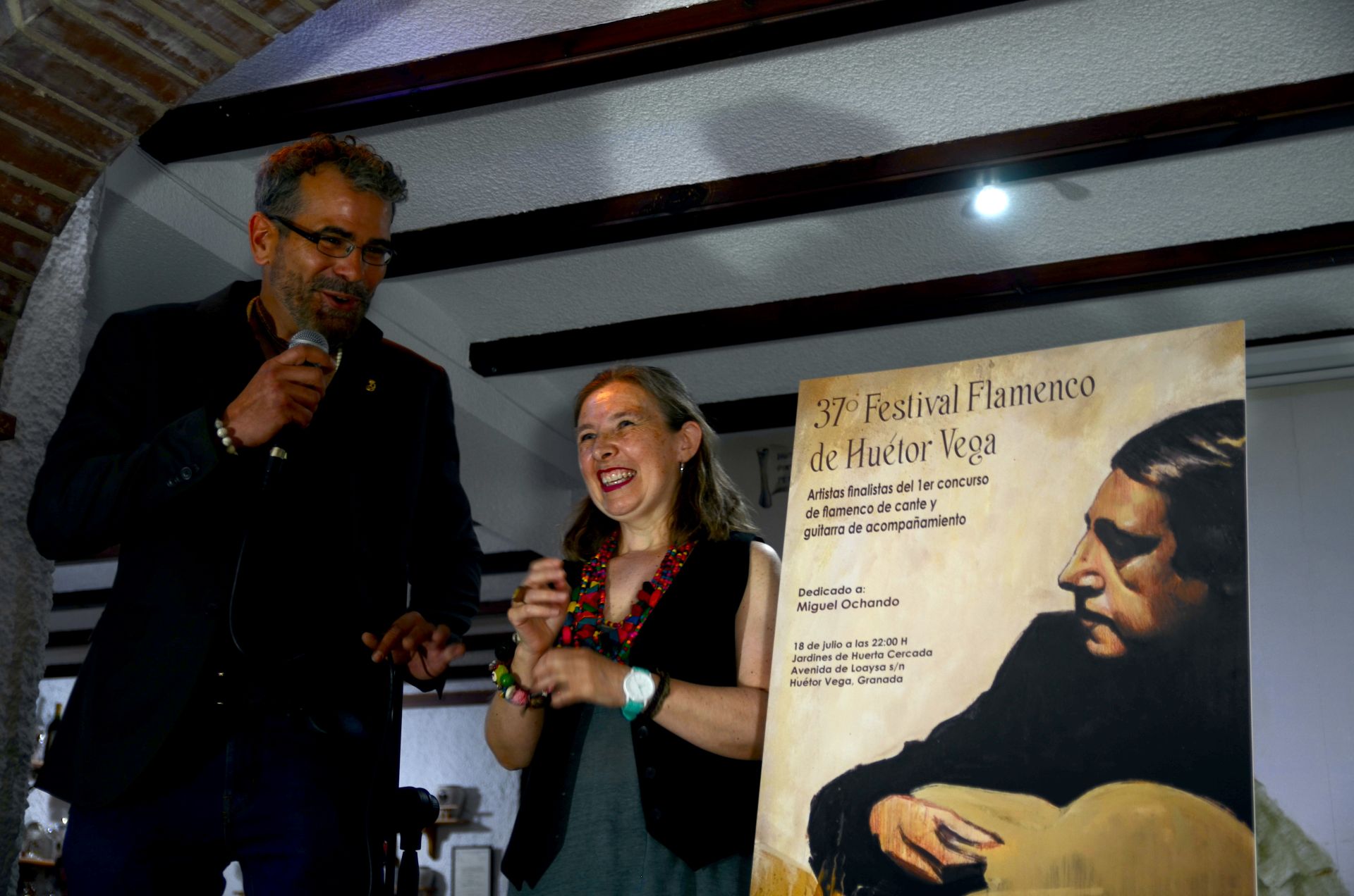 El concejal de Cultura y la presidenta de la Asociación Artístico Cultural Escuela de David Zaafra.