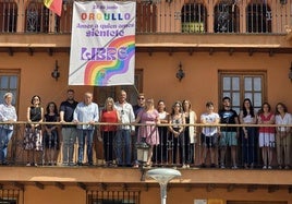 Acto institucional, con la pancarta en la fachada del Ayuntamiento de Huétor Vega.