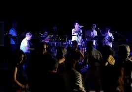 Enclave Latino, poniendo al público a bailar en Huétor Vega.