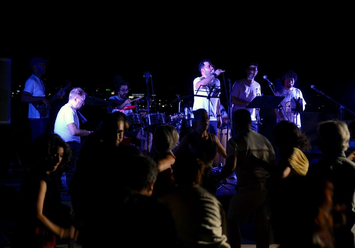 Enclave Latino, poniendo al público a bailar en Huétor Vega.