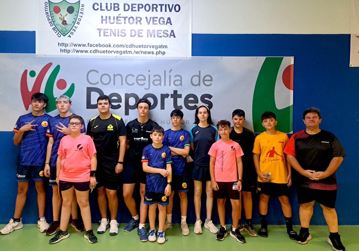 Los once jóvenes jugadores reunidos en la sede del CD Huétor Vega.