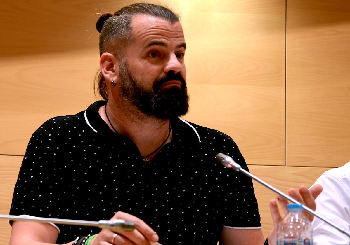 Chus Fernández, en la última sesión plenaria celebrada en el Ayuntamiento de Huétor Vega.