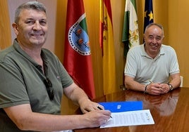 Rúbrica del acuerdo con el Colegio Oficial de Veterinarios de Granada, en el Ayuntamiento de Huétor Vega.