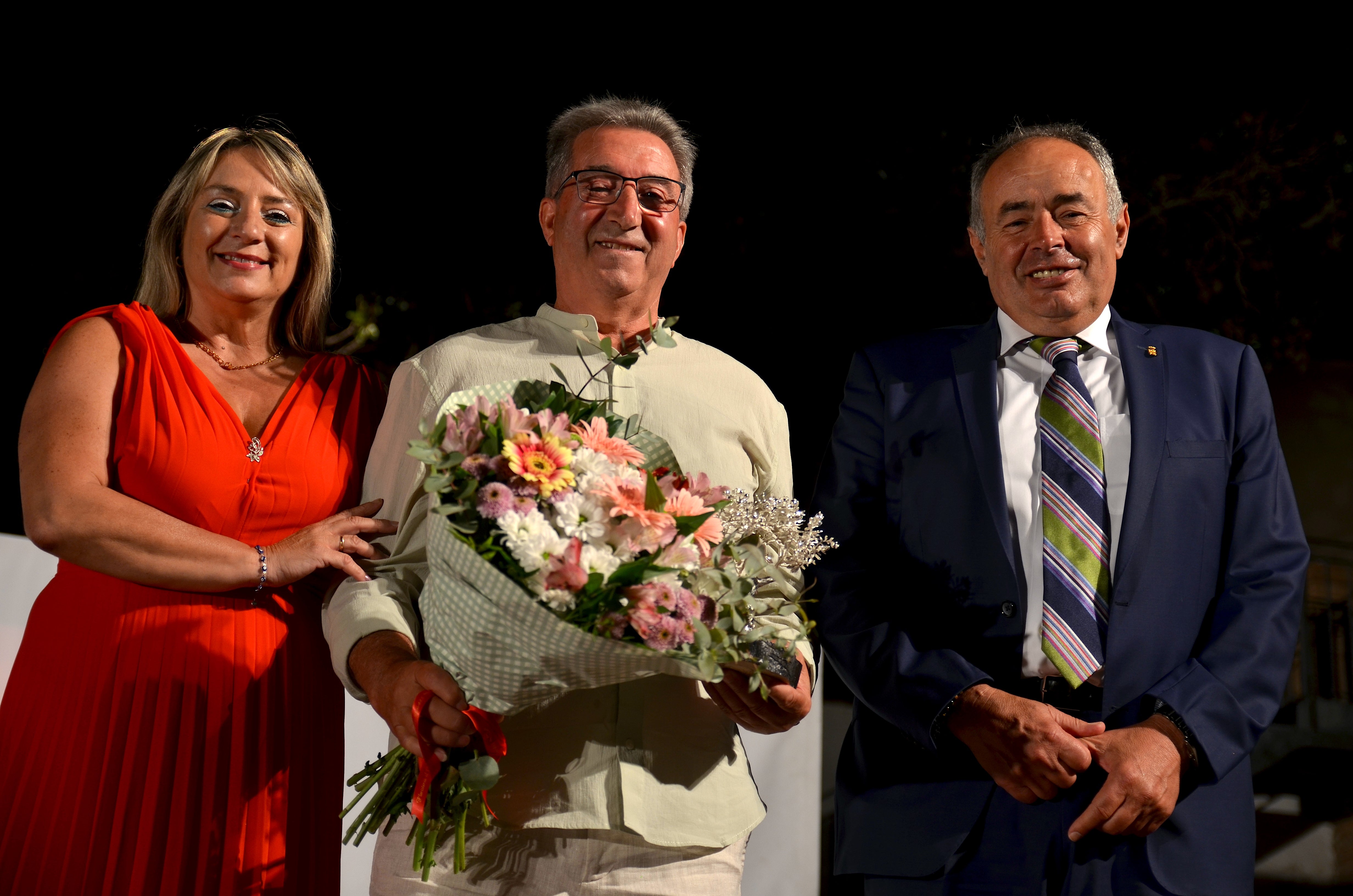 Jesús, arropado por la concejala de Fiestas y el alcalde de Huétor Vega.