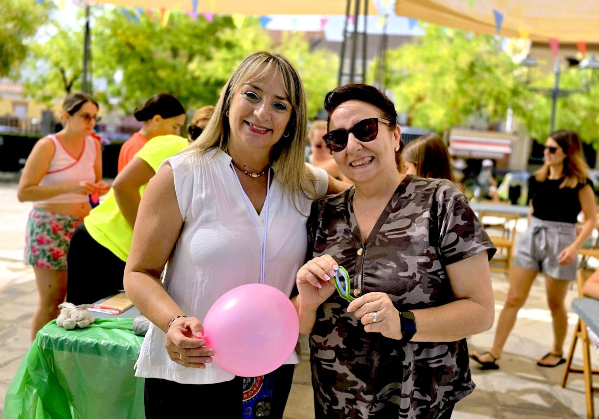 Carolina Higueras (a la izquierda), concejala de Fiestas de Huétor Vega.