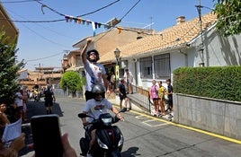 'Cintas en moto', junto a la Plaza de la Constitución.
