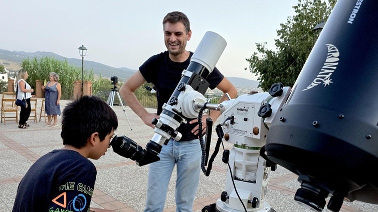 Huétor Vega observa con ilusión el cielo nocturno