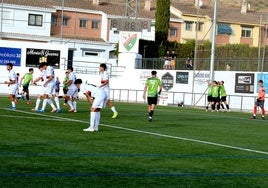 A la derecha, el CD Huétor Vega celebra el segundo tanto en Las Viñas.