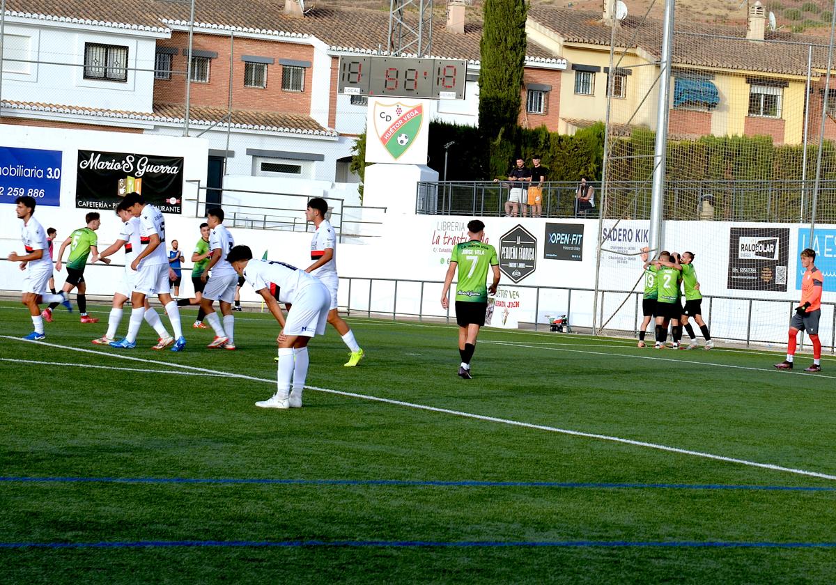 A la derecha, el CD Huétor Vega celebra el segundo tanto en Las Viñas.