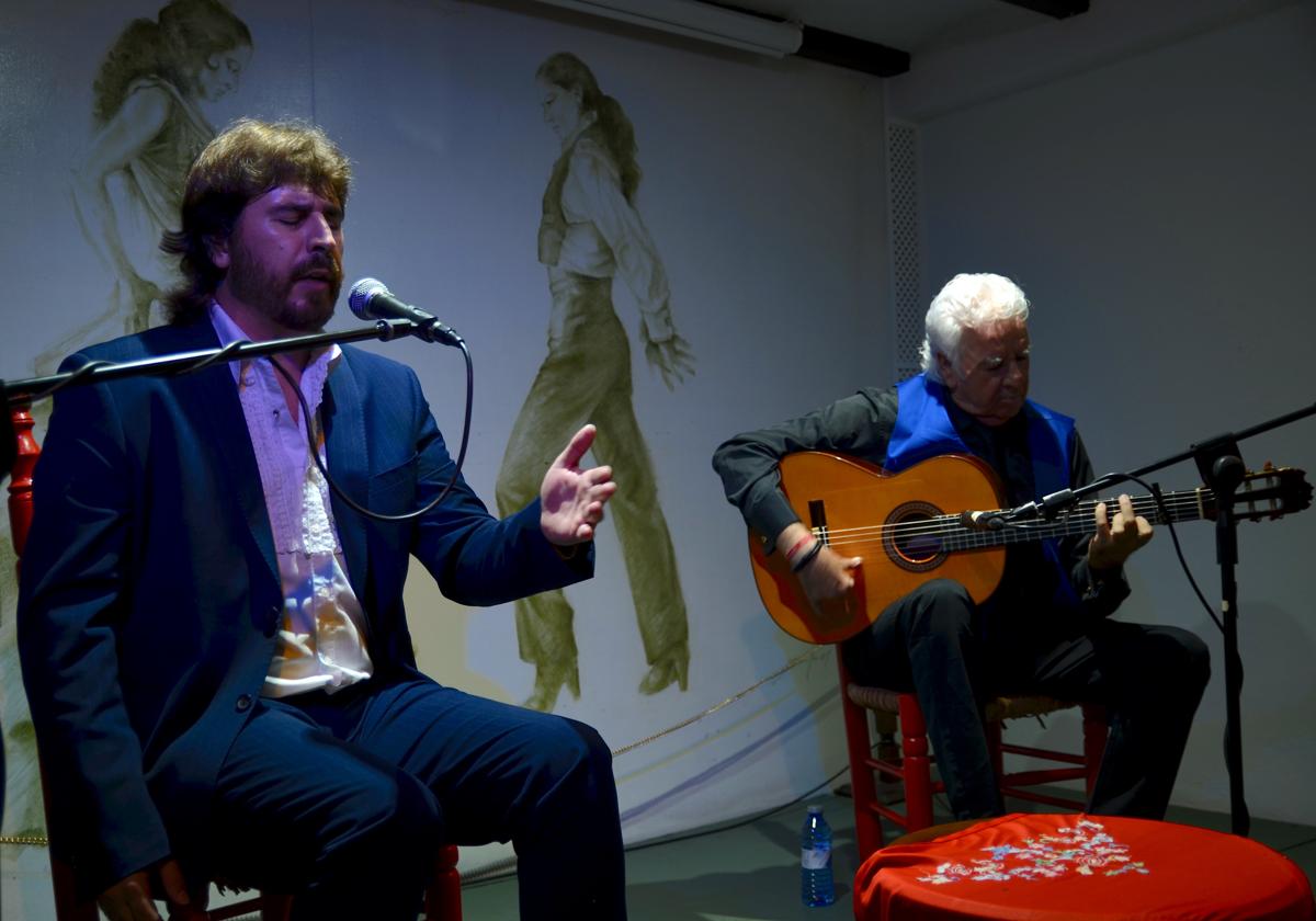 Gregorio Moya y Paco Cortés, en el escenario de La Parra Flamenca, en Huétor Vega.