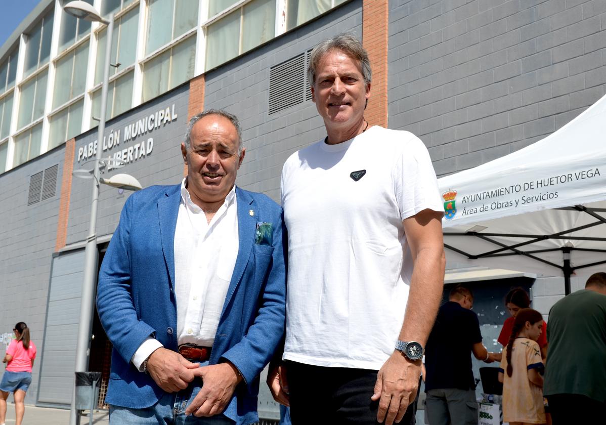 El alcalde de Huétor Vega, Mario del Paso, con la leyenda del voleibol Rafa Pascual.