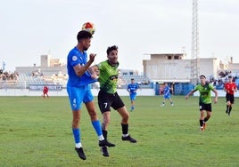 Rafa Martínez pugna un balón aéreo con el verdinegro Jorge Vela.