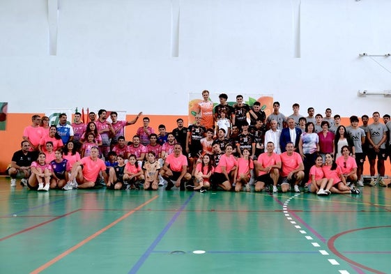Foto de familia con los equipos y la organización tras la entrega de trofeos del Torneo de Superliga Alberto Ramos Cormenzana.
