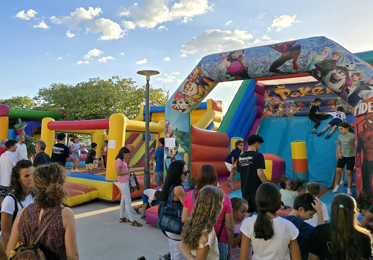Hinchables en la plaza de San Miguel Bajo.