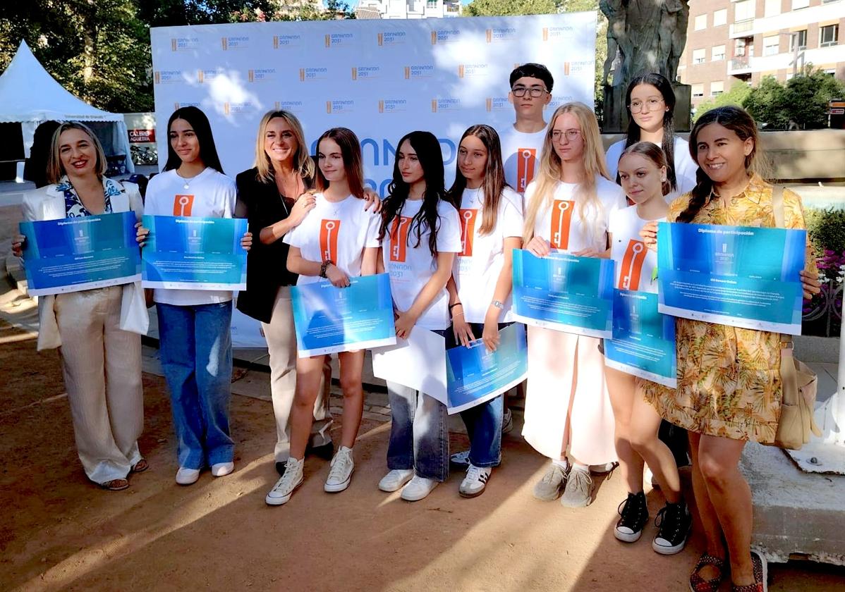 La coordinadora del Programa de Escuelas Embajadoras, Montserrat Núñez, y la alcaldesa de Granada, Marifrán Carazo, con el alumnado.