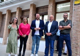 Miembros del equipo de gobierno local, delante del Punto de Información Juvenil de Huétor Vega.