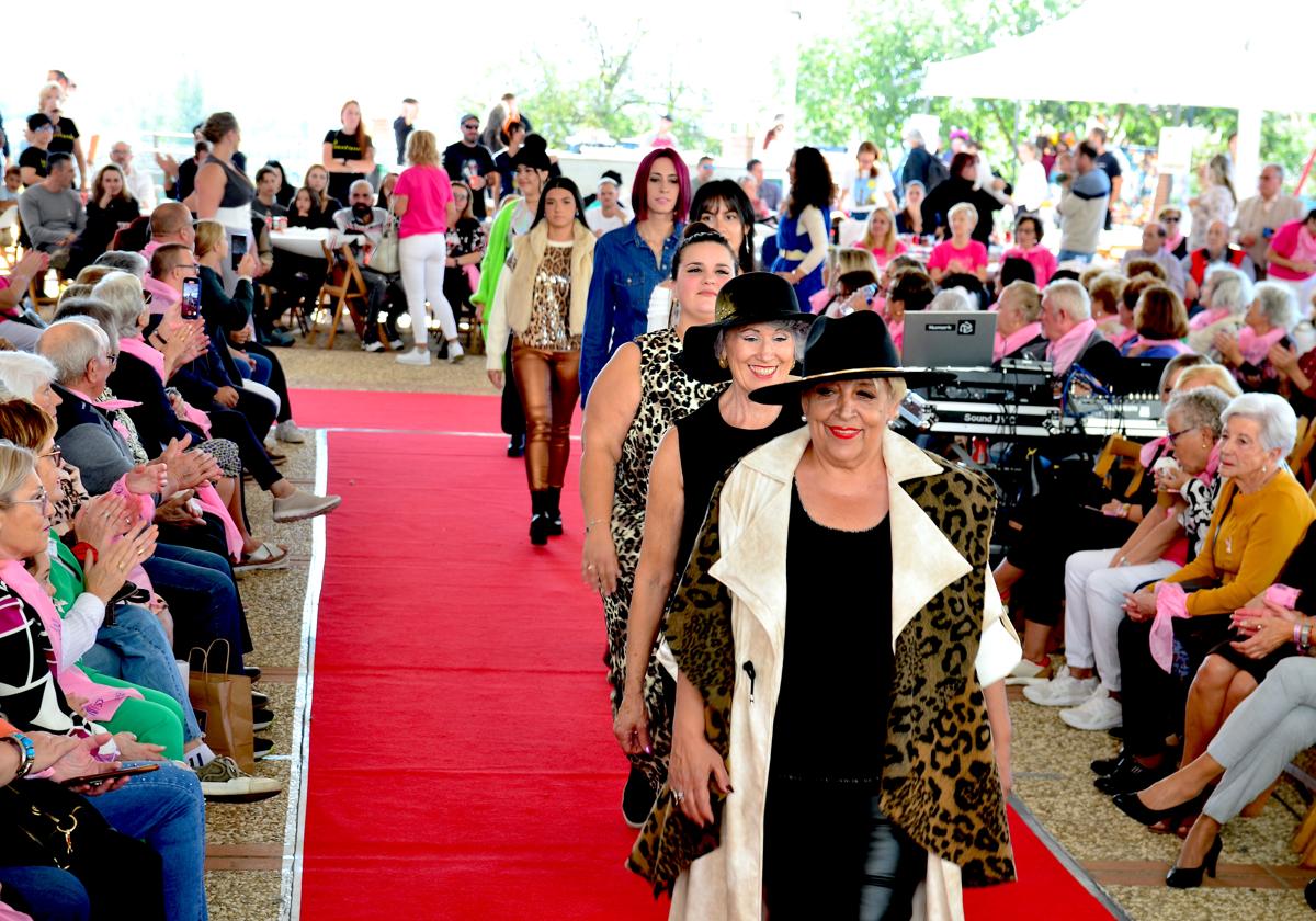 Pasarela protagonizada por vecinas y vecinos, en la Feria de Otoño de Huétor Vega.