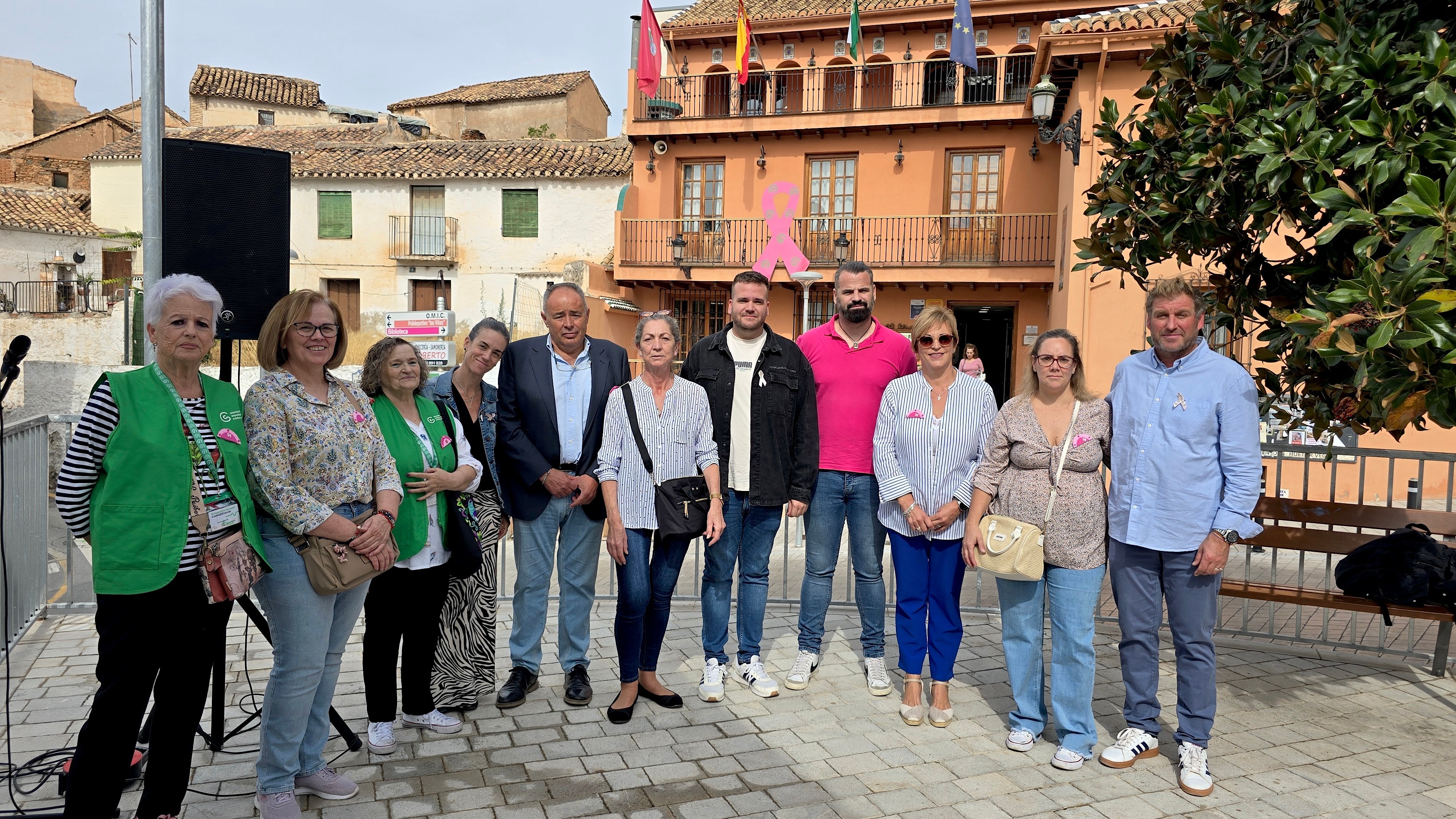 Acto simbólico en la Plaza del Mentidero, junto al Ayuntamiento de Huétor Vega.