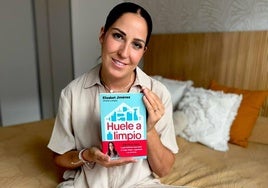 Elisabet Jiménez muestra su libro, 'Huele a limpio', en su casa.