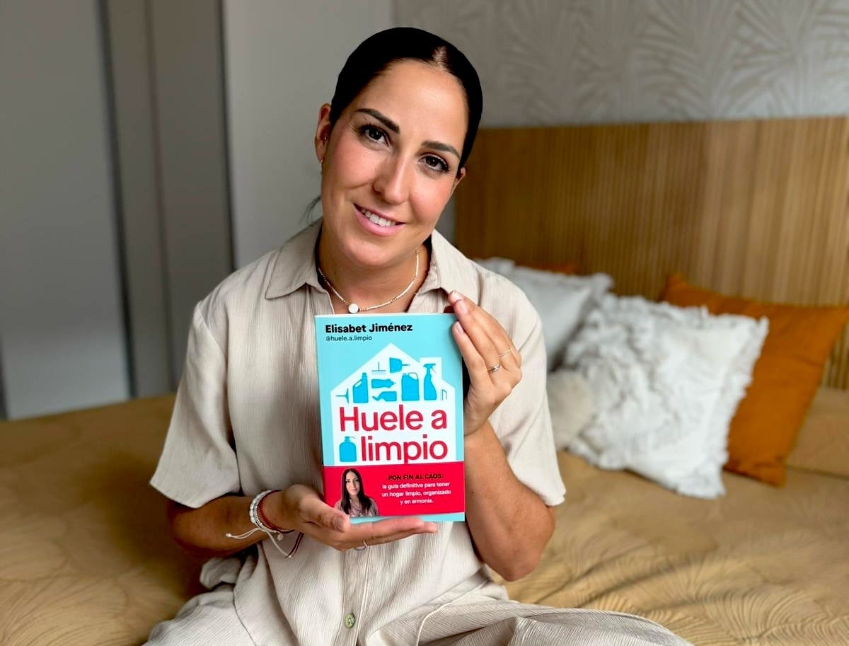 Elisabet Jiménez muestra su libro, 'Huele a limpio', en su casa.