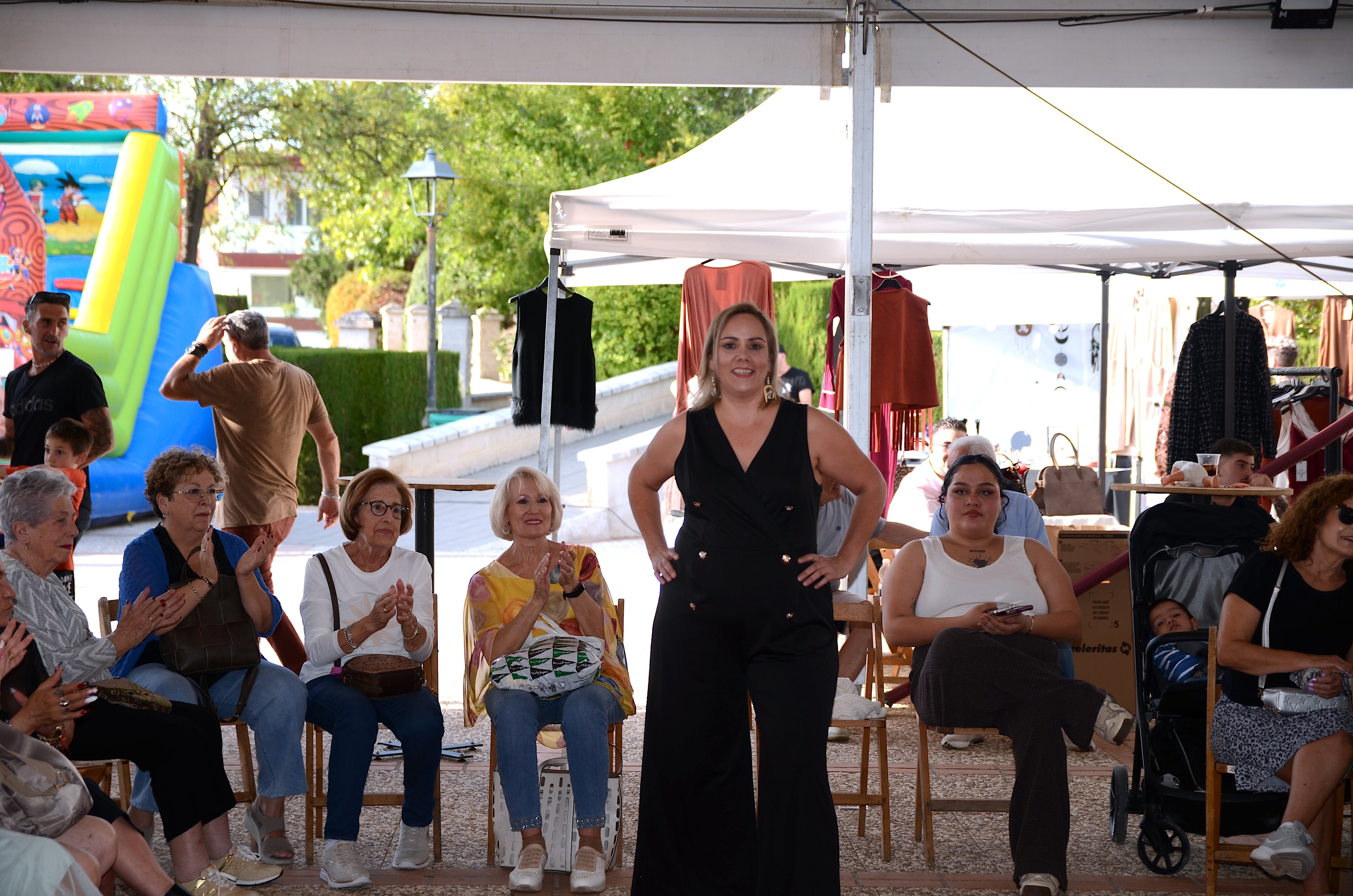 El comercio local desfila en Huétor Vega