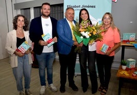 Elisabet Jiménez, recibiendo un ramo de flores por parte del equipo de gobierno de Huétor Vega.