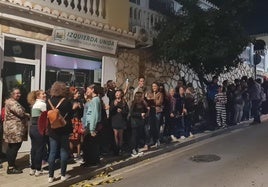 Cola para acceder al pasaje del terror de IU Huétor Vega.