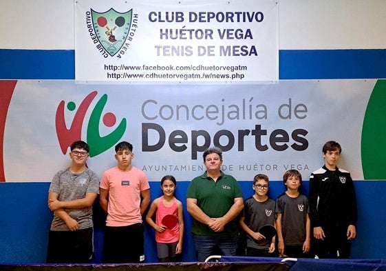 El joven equipo provincial del CD Huétor Vega Tenis de Mesa, a la derecha.