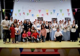 Foto de familia al final de la gala solidaria celebrada el 13 de noviembre en el Centro Social La Nava de Huétor Vega.