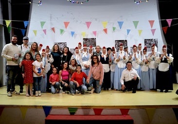 Foto de familia al final de la gala solidaria celebrada el 13 de noviembre en el Centro Social La Nava de Huétor Vega.
