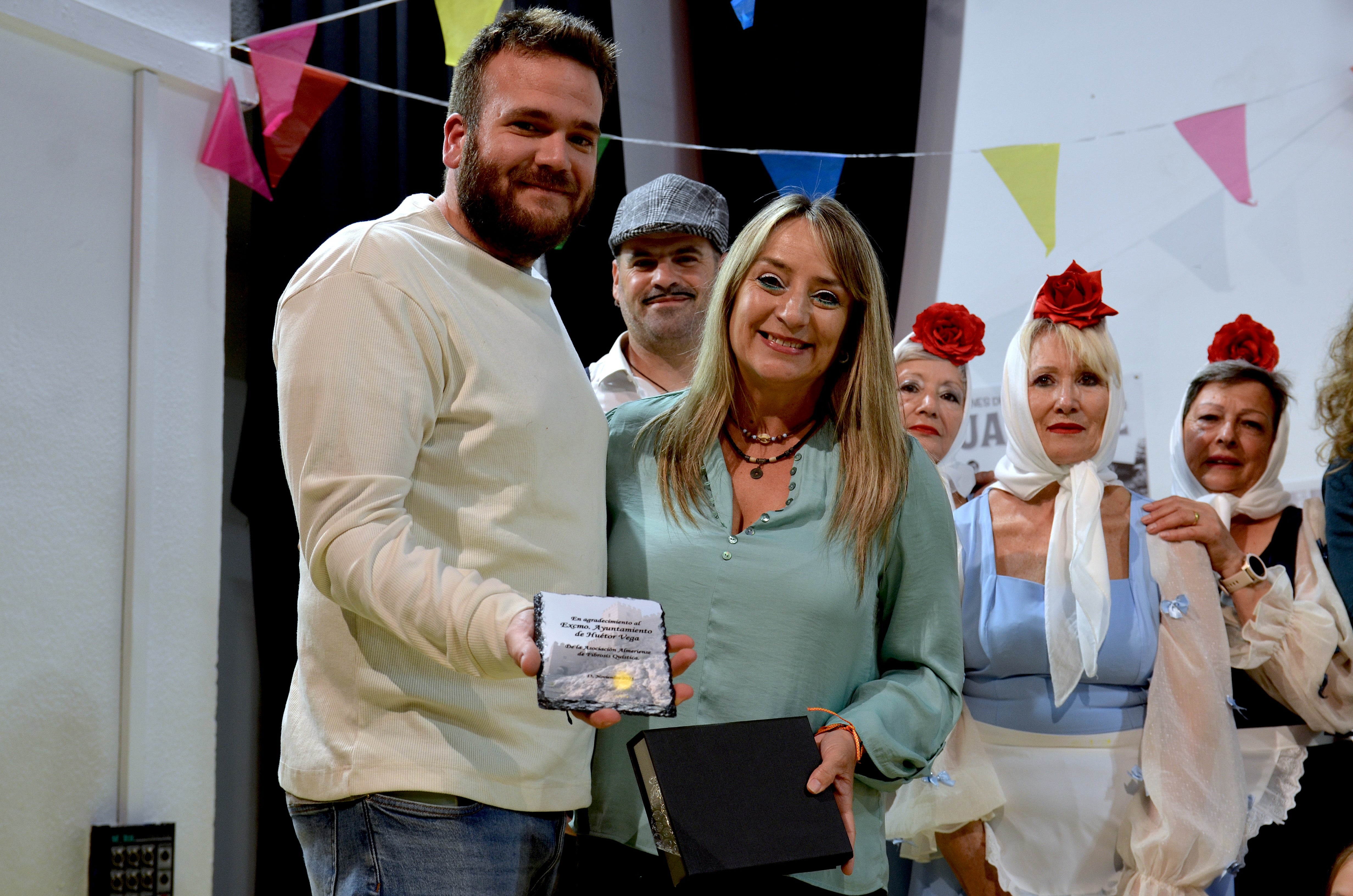 Los concejales de Bienestar Social y Fiestas reciben una placa de agradecimiento de la Asociación Almeriense de Fibrosis Quística.
